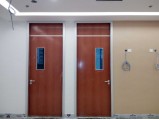 Skom hospital room door features