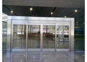 Entrance door for healthcare buildings