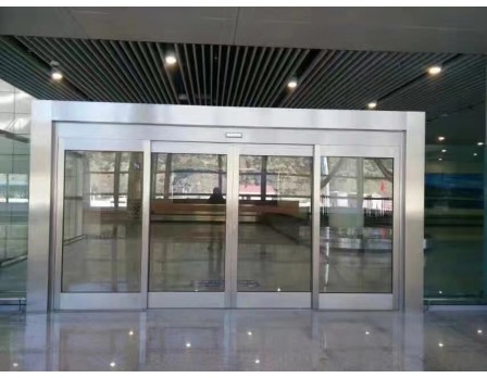 Entrance door for healthcare buildings